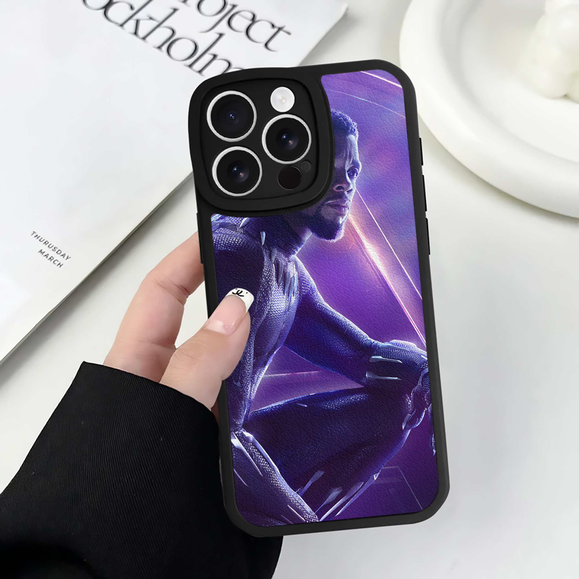 （画像用） アベンジャーズ The Avengers 【iPhone 16シリーズ対応】シリコンスマホケース（レザー調） 材質：シリコン